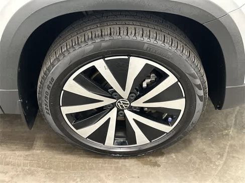 Certified 2022 Volkswagen Taos SE image 6