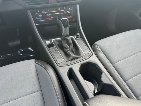 Used 2025 Volkswagen Jetta SE image 40