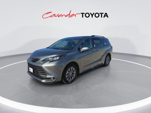 Certified 2026 Toyota Sienna XLE image 4