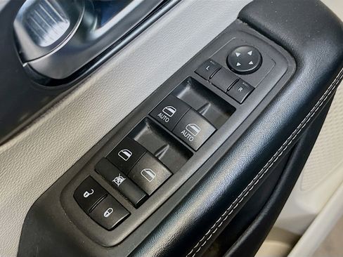 Used 2022 Chrysler Pacifica Touring-L FWD image 17