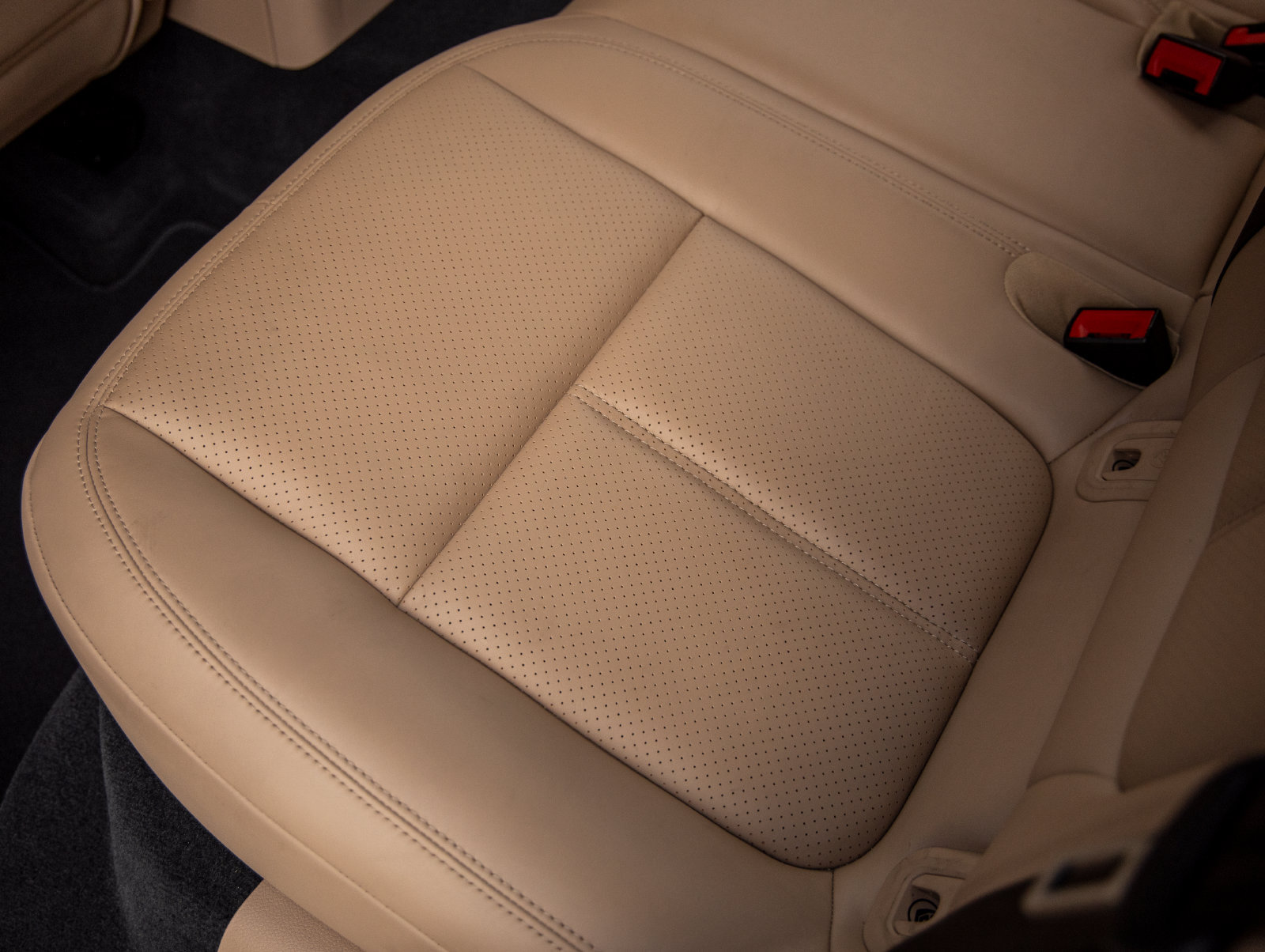 Certified 2024 Porsche Macan AWD/4WD image 33