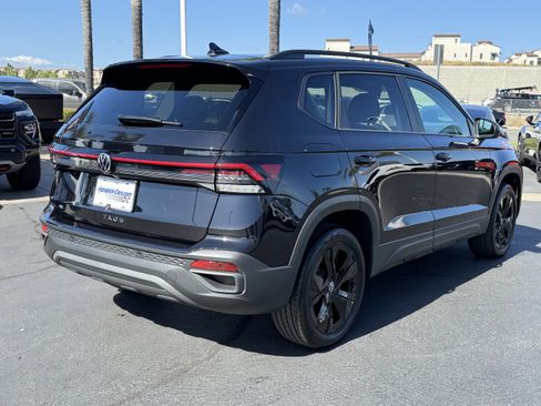 Used 2025 Volkswagen Taos SE FWD image 9