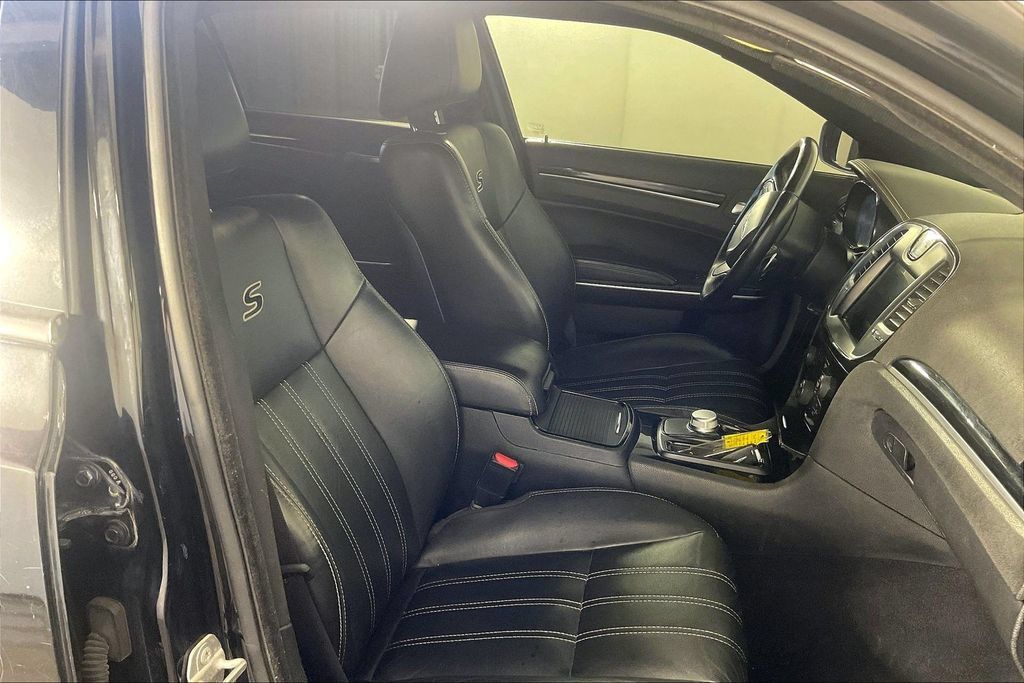 Used 2019 Chrysler 300 S AWD/4WD image 9