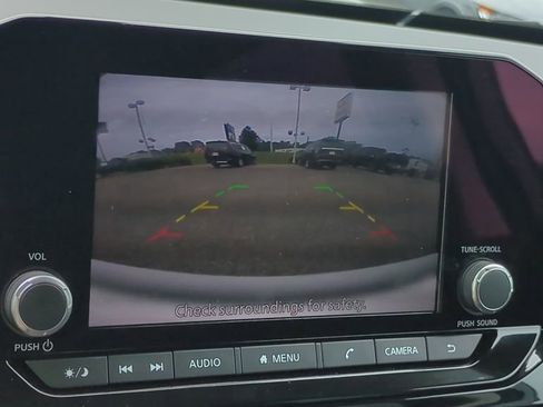Used 2025 Nissan Pathfinder SV FWD image 25
