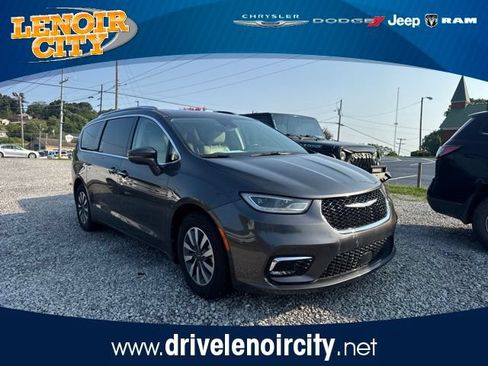 Used 2021 Chrysler Pacifica Touring-L FWD image 1