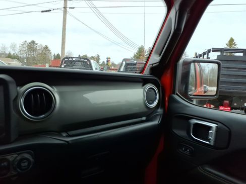 Used 2018 Jeep Wrangler Unlimited Sahara w/ Cold Weather Group AWD/4WD image 18