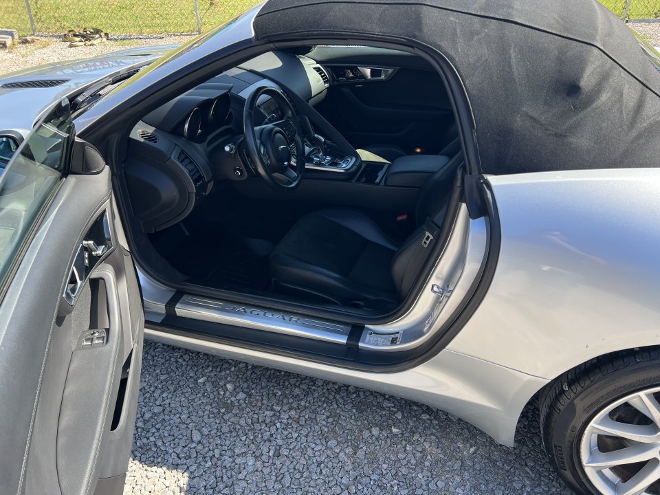 Used 2017 Jaguar F-TYPE Convertible RWD image 10