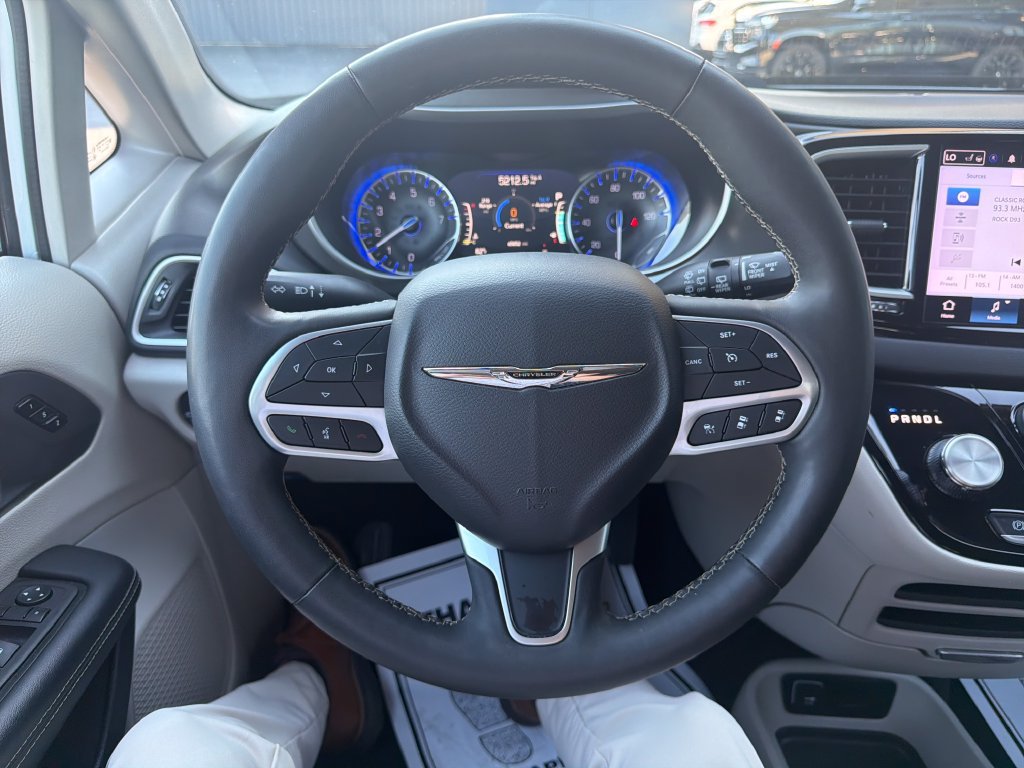 Used 2024 Chrysler Pacifica Touring-L FWD image 15