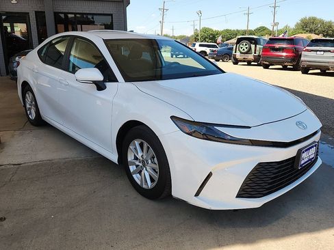 Used 2025 Toyota Camry LE FWD image 4