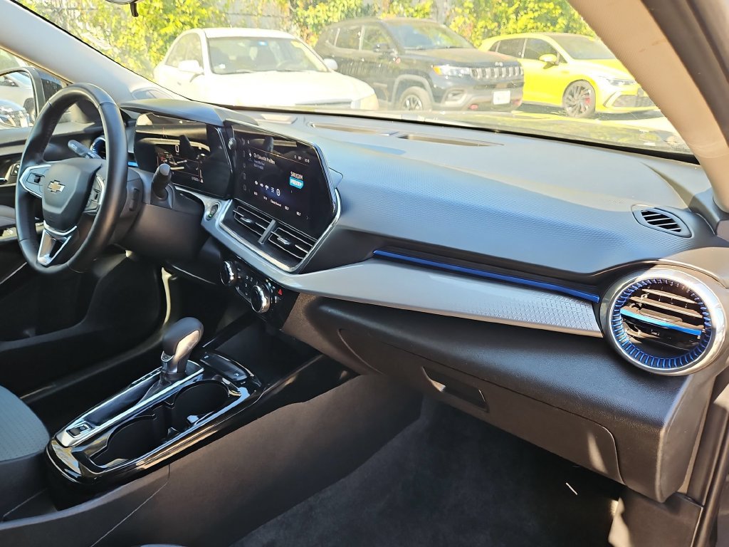 Used 2025 Chevrolet Trax LT w/ LT Convenience Package FWD image 32