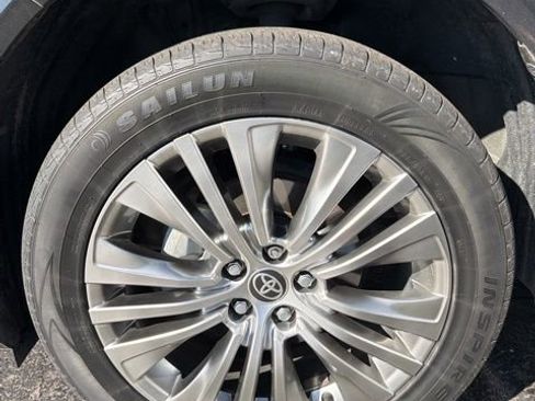 Used 2023 Toyota Venza Limited image 15