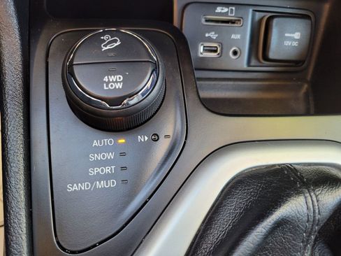 Used 2016 Jeep Cherokee Overland w/ Technology Group image 40