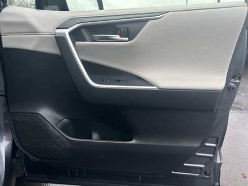 Used 2020 Toyota RAV4 Limited image 26