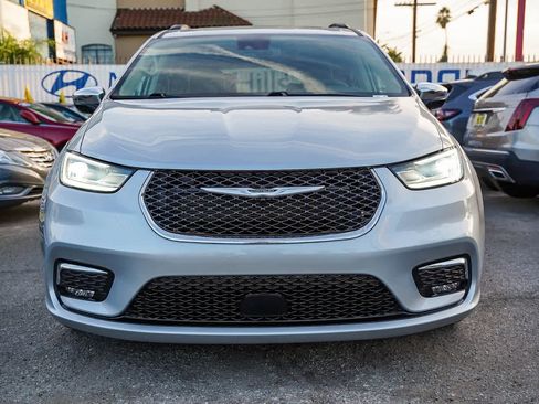 Used 2023 Chrysler Pacifica Limited image 2