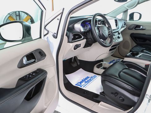 Used 2023 Chrysler Pacifica Touring-L FWD image 3