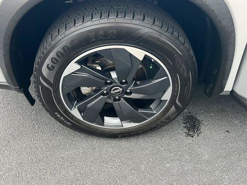 Used 2024 Nissan Rogue SV image 37