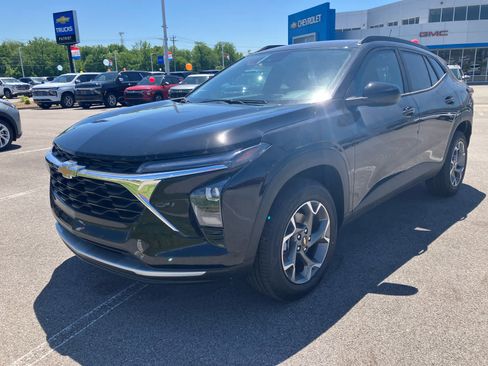 New 2026 Chevrolet Trax LT w/ Driver Confidence Package FWD image 3