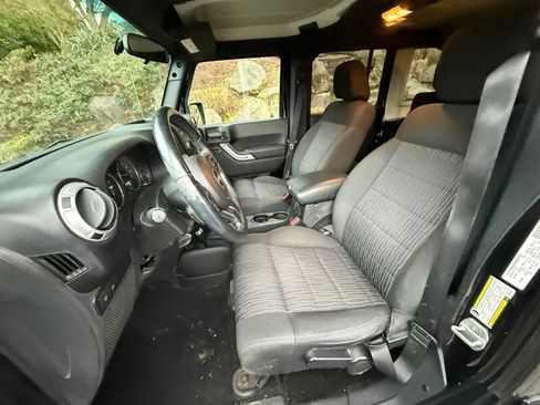 Used 2011 Jeep Wrangler Unlimited Rubicon w/ Dual Top Group AWD/4WD image 10
