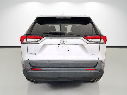 Used 2022 Toyota RAV4 XLE Premium image 4