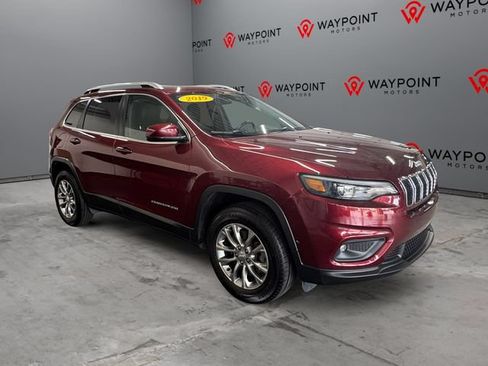 Used 2019 Jeep Cherokee Latitude Plus w/ Cold Weather Group AWD/4WD image 1