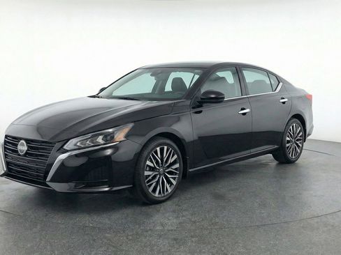 Used 2025 Nissan Altima 2.5 SV image 3