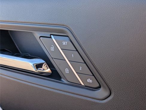 Used 2025 Chevrolet Colorado Z71 w/ Midnight Edition image 20