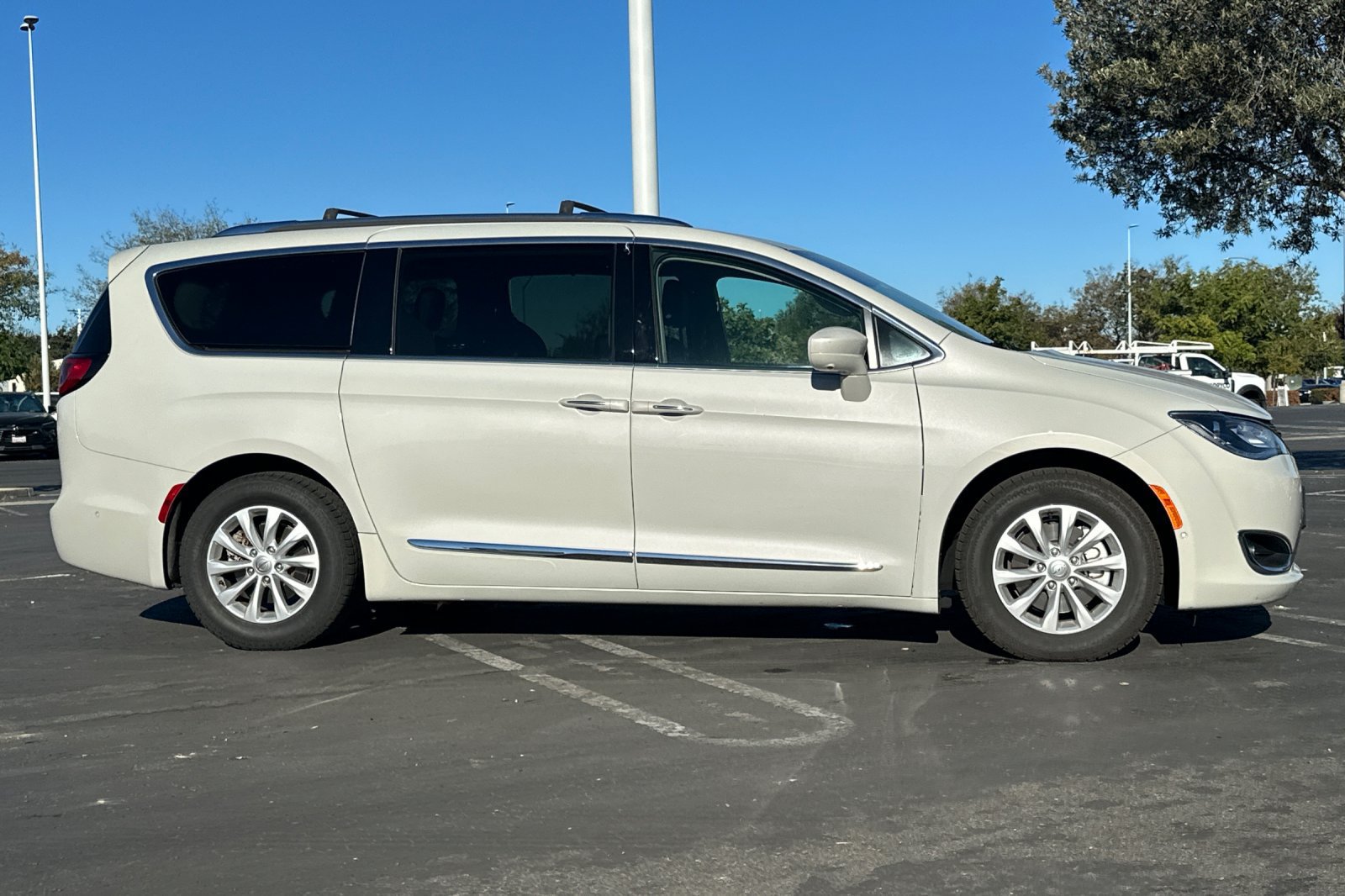 Used 2019 Chrysler Pacifica Touring-L w/ Advanced Safetytec Group FWD image 3