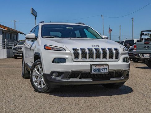 Used 2018 Jeep Cherokee Latitude Plus w/ Comfort/Convenience Group FWD image 1