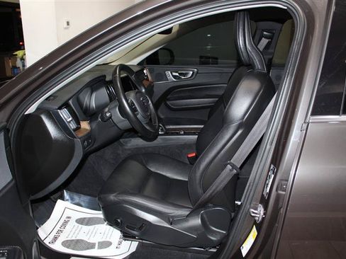Used 2022 Volvo XC60 B5 Momentum w/ Protection Package Premier FWD image 25