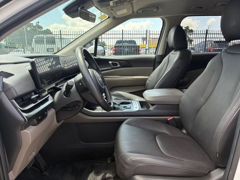 Used 2026 Kia Carnival FWD image 24