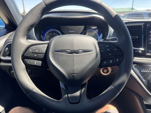 Used 2025 Chrysler Pacifica Limited FWD image 12