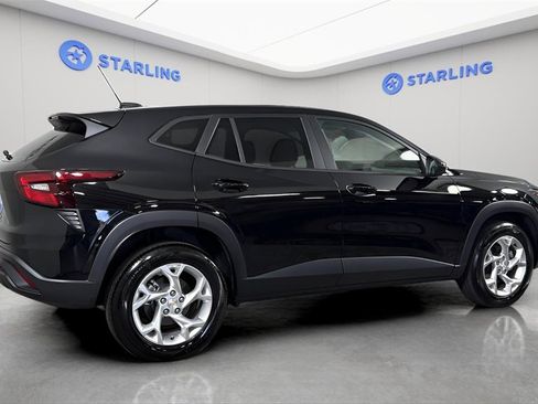 Used 2024 Chevrolet Trax LS w/ LS Convenience Package image 10