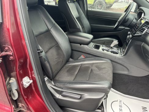 Used 2021 Jeep Grand Cherokee Laredo X AWD/4WD image 3