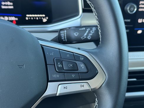 Certified 2025 Volkswagen Taos SE image 22