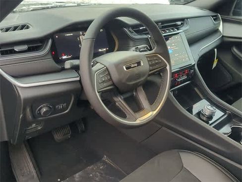 New 2025 Jeep Grand Cherokee Laredo image 10