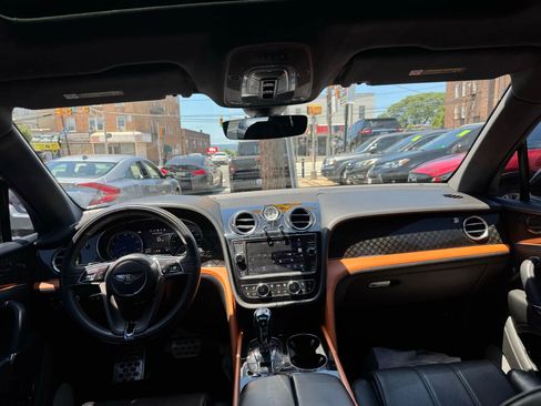 Used 2020 Bentley Bentayga Design Series image 32