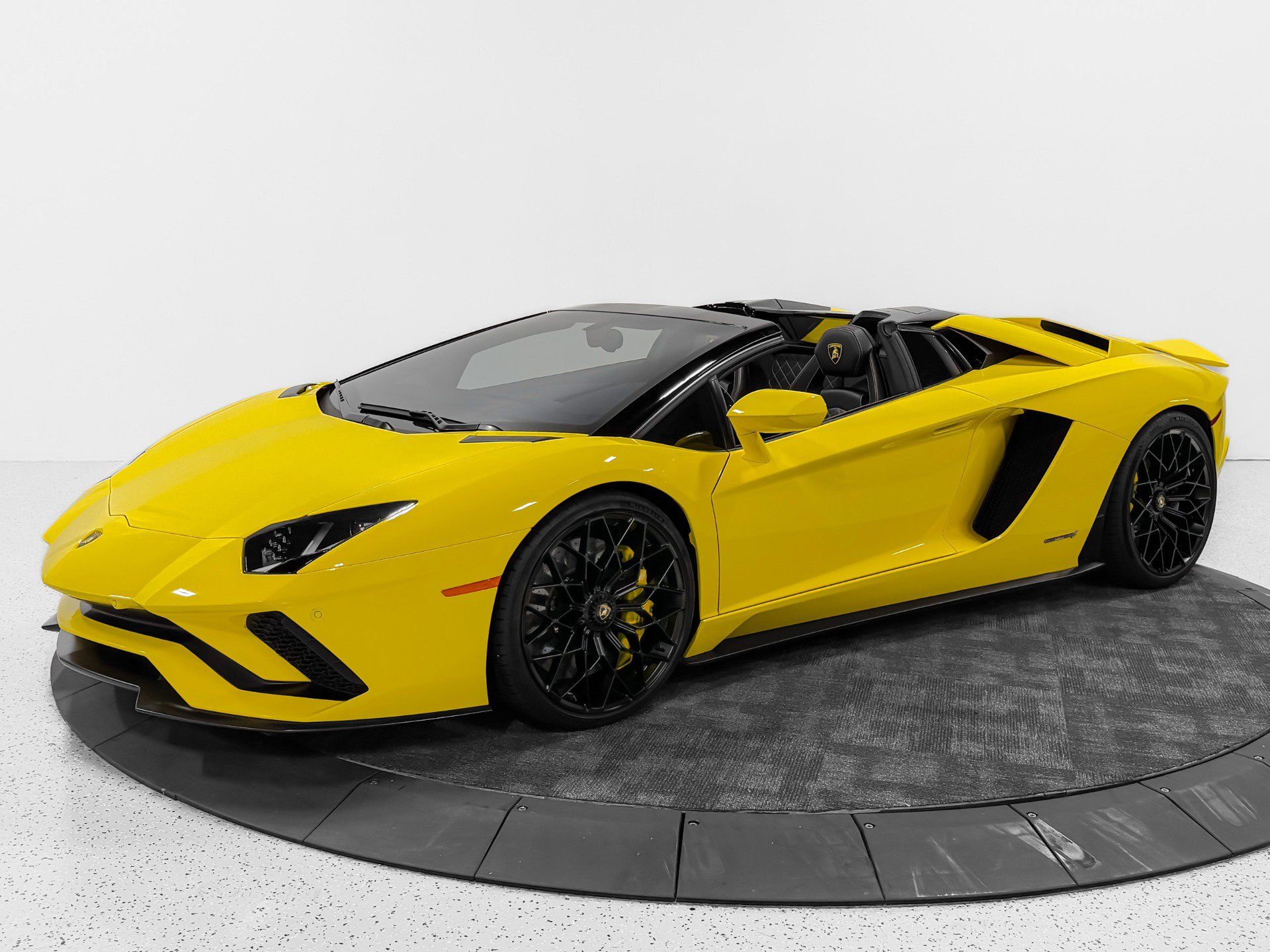 Used 2018 Lamborghini Aventador S AWD/4WD image 2