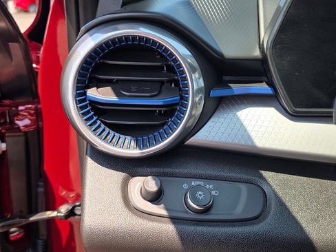 Used 2025 Chevrolet Trax LT w/ Driver Confidence Package image 32