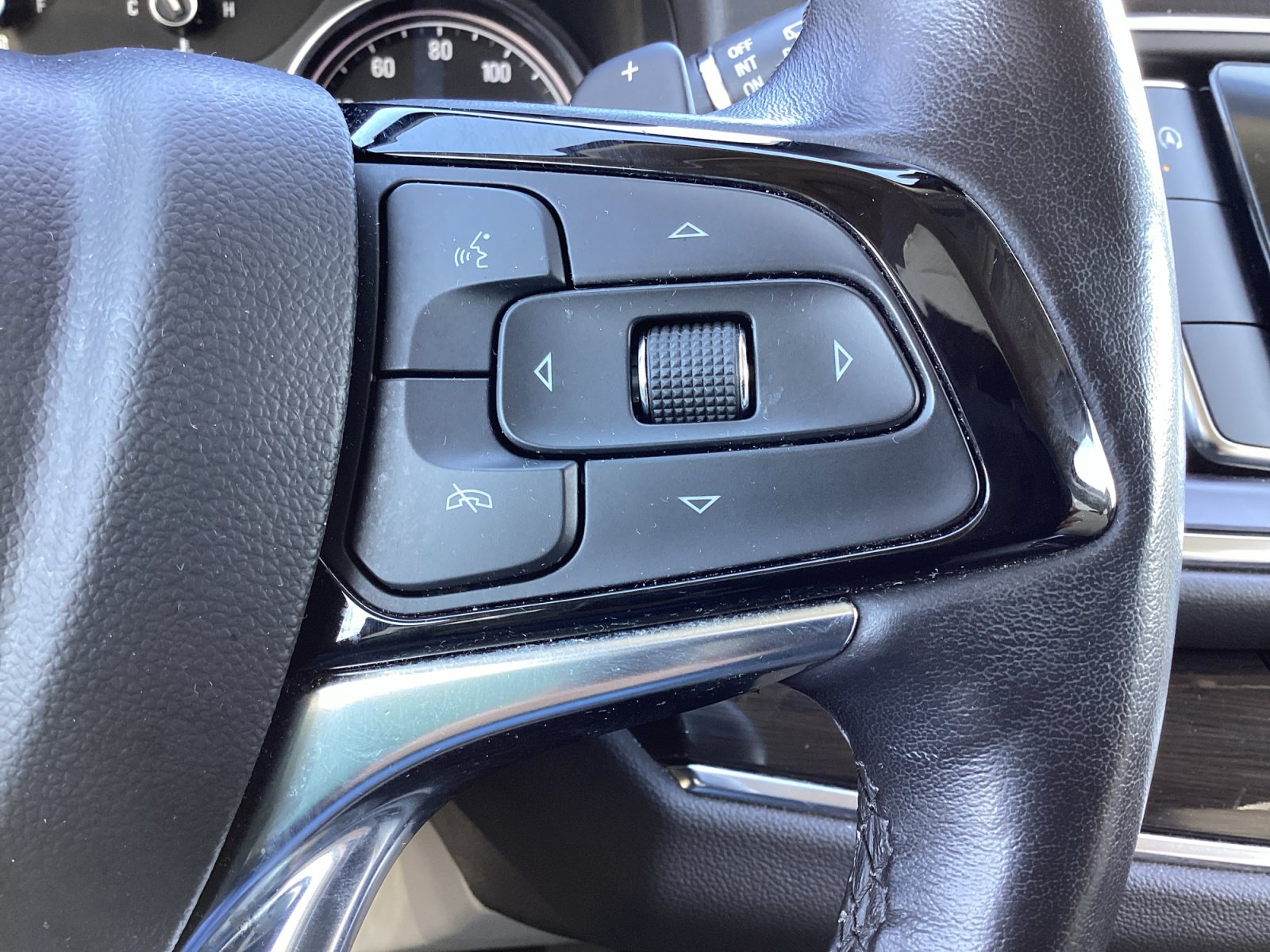 Used 2023 Buick Enclave Essence FWD image 20