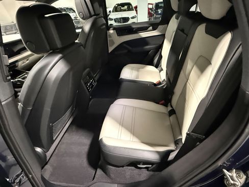 Used 2024 Porsche Cayenne AWD/4WD image 47