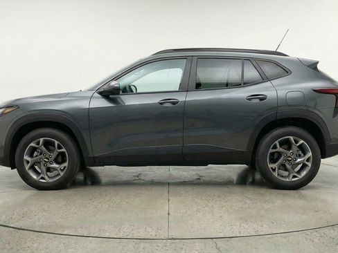 Used 2025 Chevrolet Trax LT FWD image 3