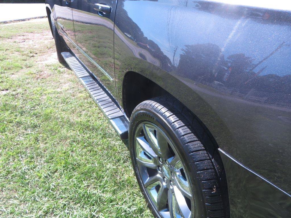 Used 2018 Chevrolet Suburban LT w/ LT Signature Package AWD/4WD image 10