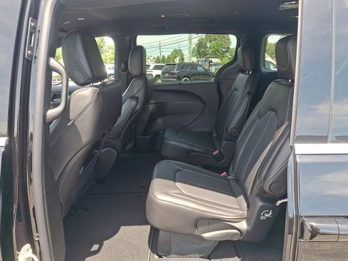 New 2027 Chrysler Pacifica Select FWD image 10