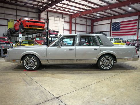 Used 1988 Lincoln Town Car Signature RWD image 4