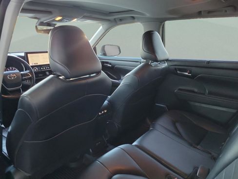 Certified 2023 Toyota Highlander XLE image 18
