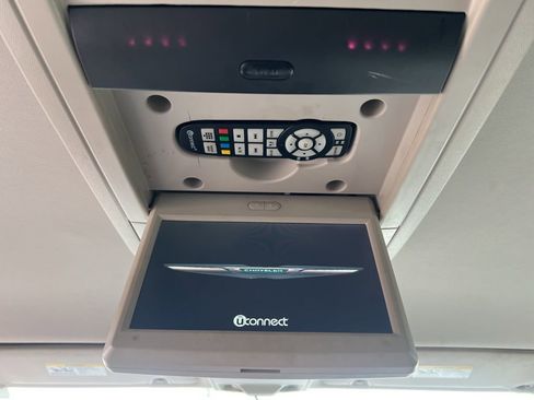 Used 2014 Chrysler Town & Country Touring w/ Trailer Tow Group image 24