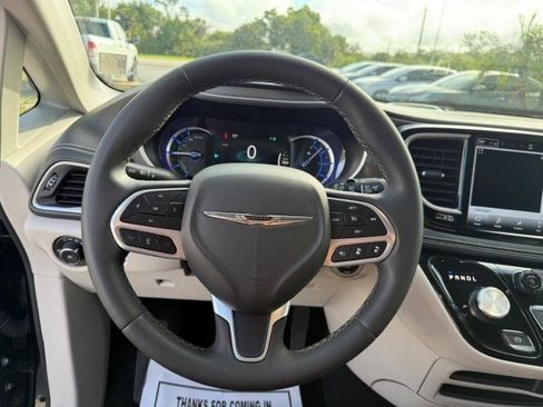 Used 2024 Chrysler Pacifica Limited image 16