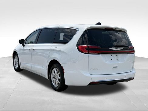 Used 2023 Chrysler Pacifica Touring-L FWD image 3