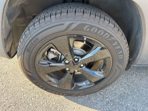 Used 2019 Jeep Cherokee Latitude Plus image 12