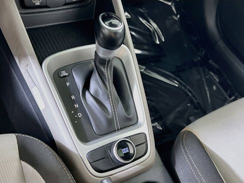 Used 2023 Hyundai Venue SEL image 16